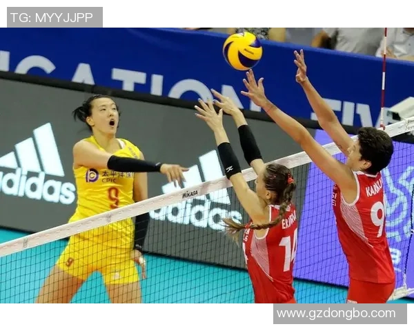 荷兰长发足球明星的传奇之路与场上风采解析 荷兰长发足球明星的传奇之路与场上风采解析