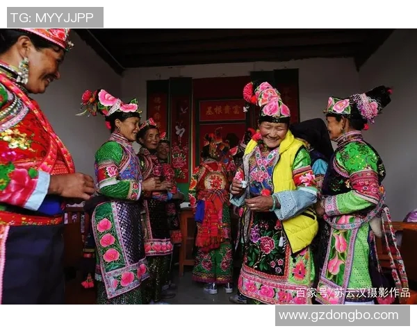 足球明星与彝族女友甜蜜瞬间曝光引发网友热议与关注